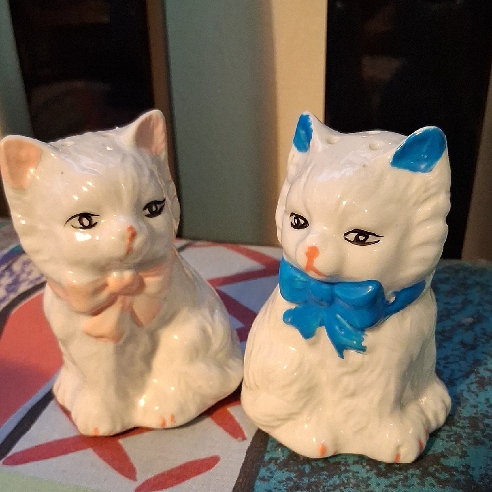Ceramic Cat Salt And Pepper Shakers with Bows